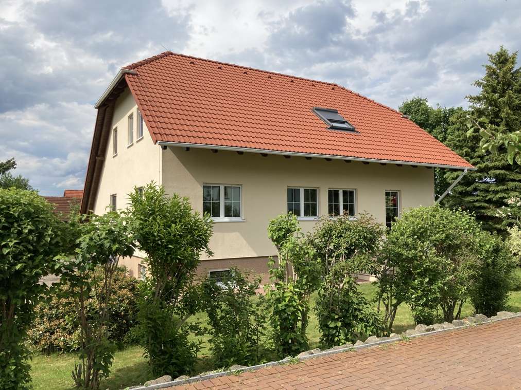 immobilie-einfamilienhaus-bischofswerda-2962 Objektreferenz großes modernisiertes Einfamilienhaus mit hellgelben Putz und roten Dachziegeln in Bischofswerda