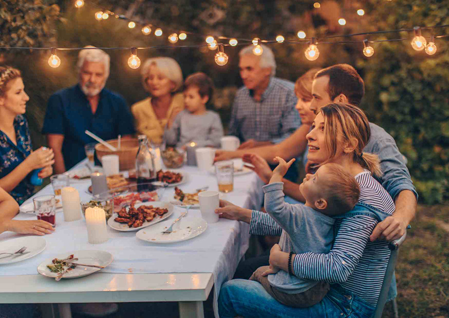 familie-feiern-zuhause-eigenheim-immobilie-P Familienfeier im Eigenheim mit Garten
